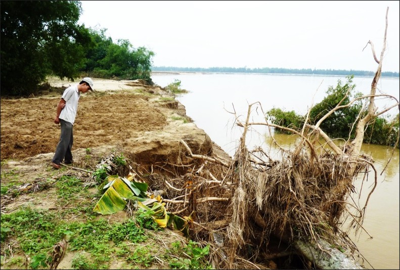 Triêm Tây riverbank eroded before restoration