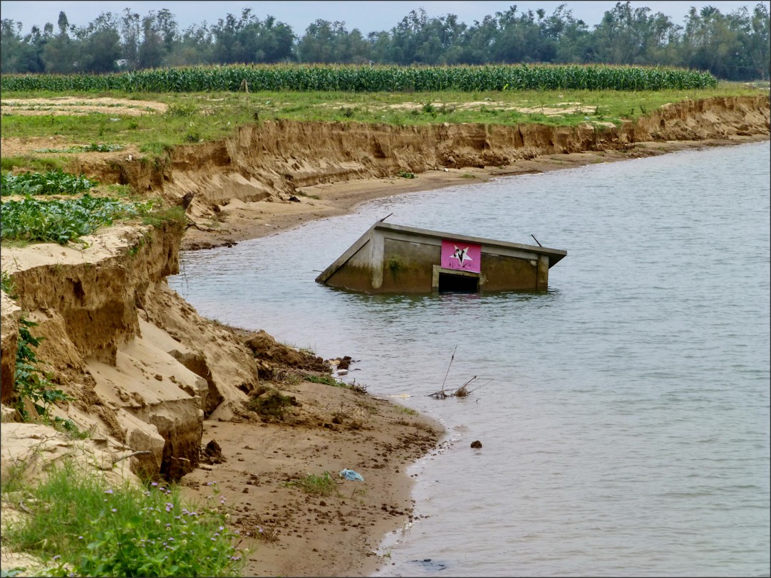 Archive — submerged structure during the 2009 Thu Bồn floods