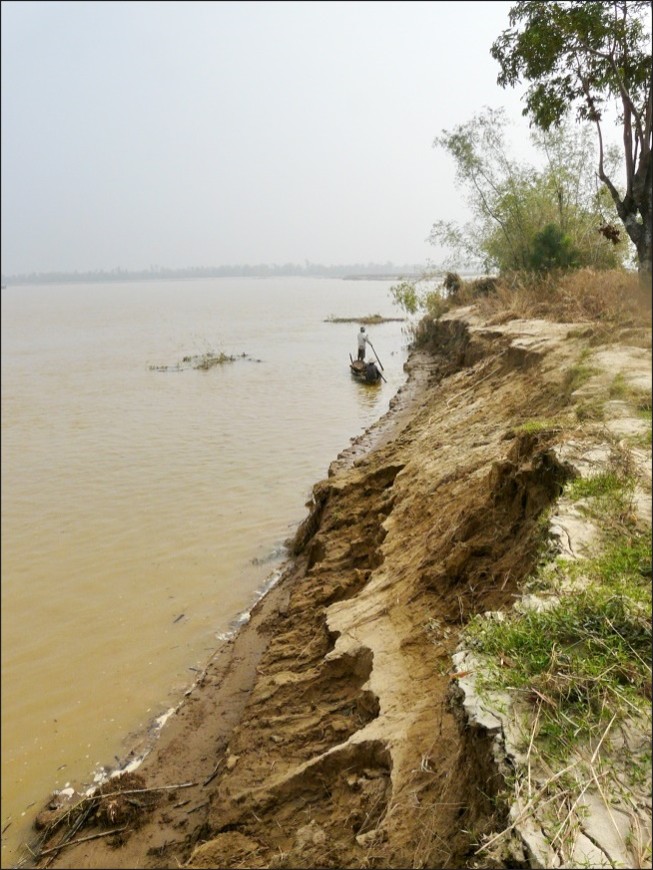 Eroded Thu Bồn riverbank before restoration works