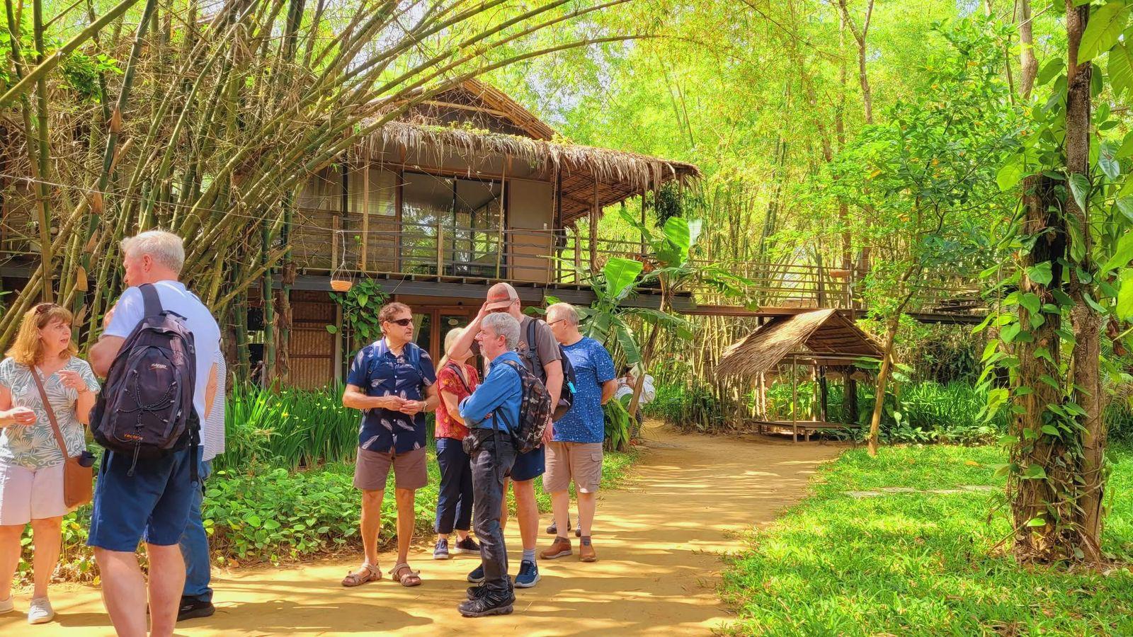 Guided tour of the bamboo bungalows
