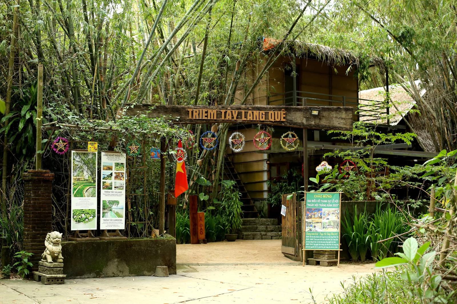 Triem Tay Lang Que village entrance gate
