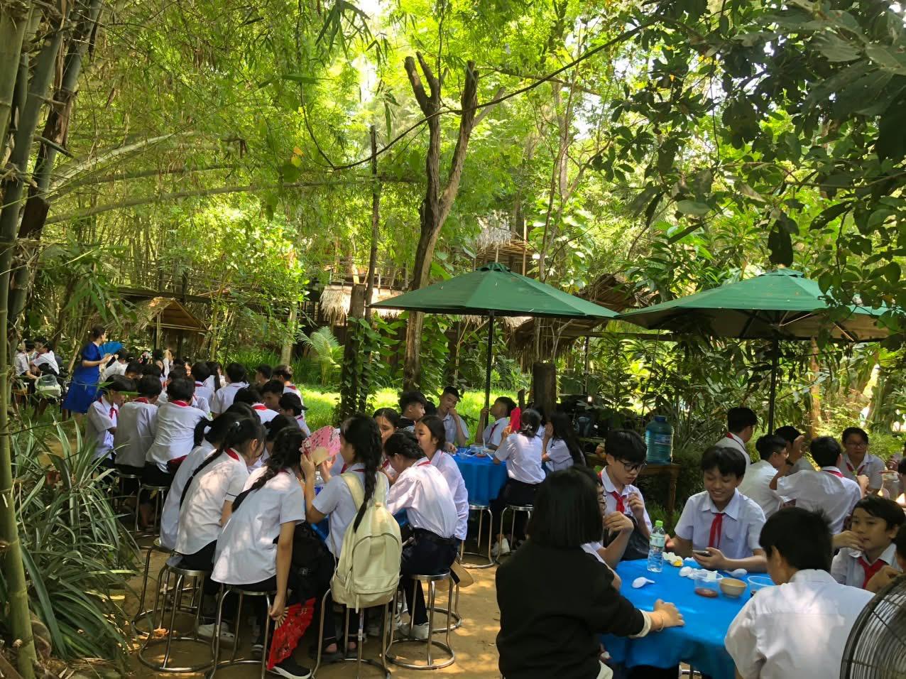 Vietnamese students visiting Triem Tay Gardens