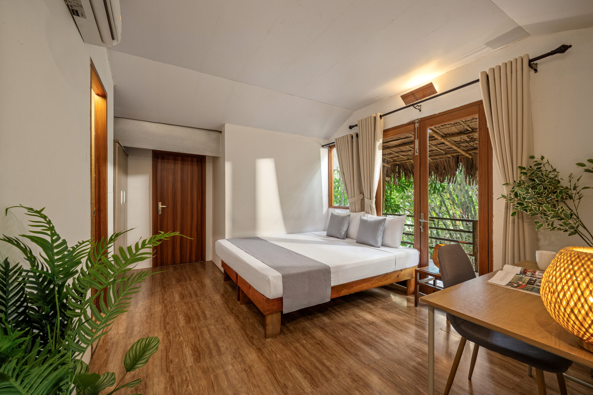Village Garden Room — 6